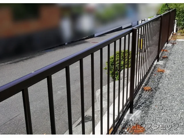 福岡県小諸市のYKKAPのフェンス・柵 ミエッタフェンス 防犯たて格子タイプ 自由柱施工 施工例