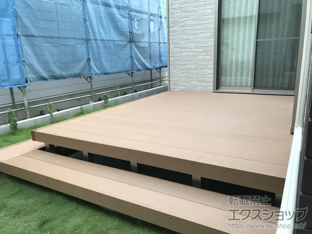 埼玉県宇部市のYKKAPのウッドデッキ リウッドデッキ 200＋段床セット 正面・片側面タイプ（1段） 施工例