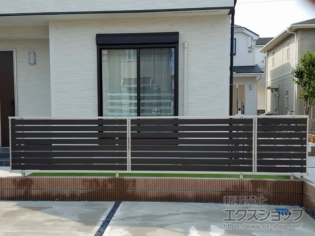 千葉県川崎市のValue Selectのフェンス・柵 ルシアスフェンスF04型 横板 木目カラー 自由柱施工 施工例