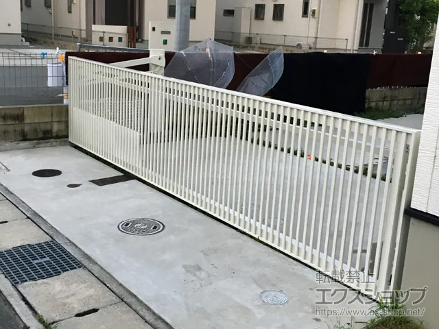 兵庫県姫路市のLIXIL リクシル(TOEX)のカーゲート ワイドオーバードアS2型 手動式 施工例