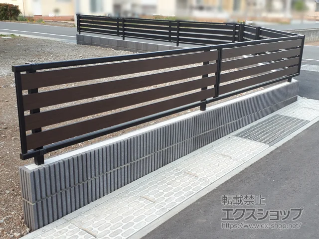 群馬県富岡市のYKKAPのフェンス・柵 モクアルフェンス 横板タイプ 自由柱施工 施工例
