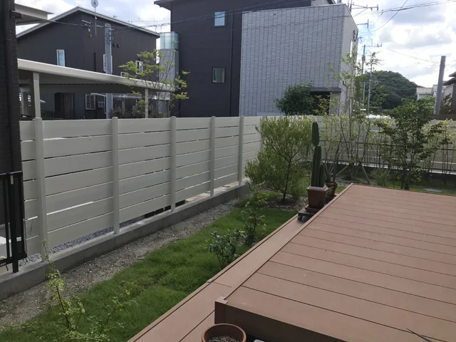鹿児島県横浜市ののウッドデッキ、フェンス・柵、門扉 プラドフェンス ジョイントあり仕様 7段 施工例