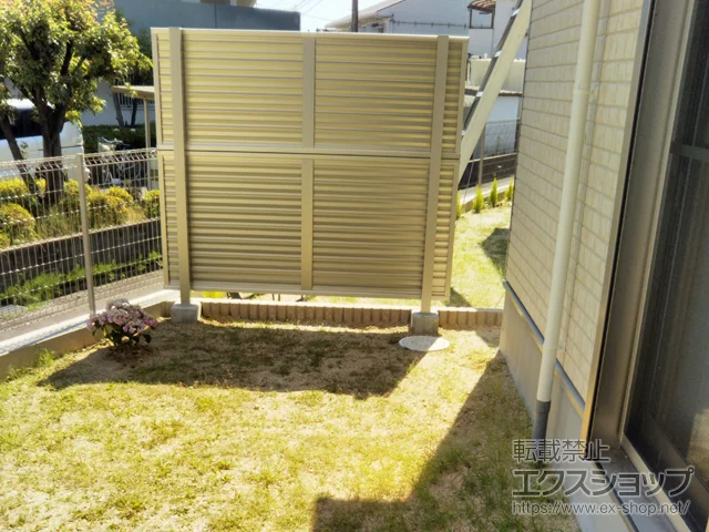 愛知県安城市のValue Selectのフェンス・柵 ミエーネフェンス 目隠しルーバータイプ 2段支柱 自立建て用（パネル2段） 施工例
