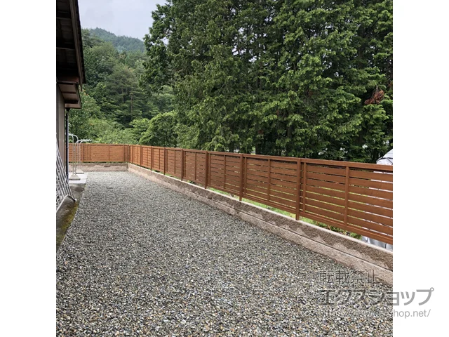 岐阜県沼田市のYKKAPのフェンス・柵 ルシアスフェンスH02型 横板格子 木調カラー 自由柱施工 施工例