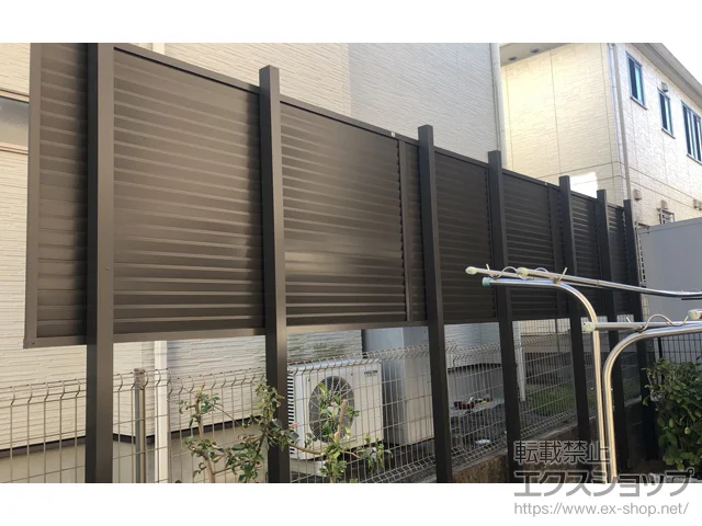 大阪府摂津市のValue Selectのフェンス・柵 プレスタフェンス8型　横ルーバー　アルミ多段柱使用 施工例