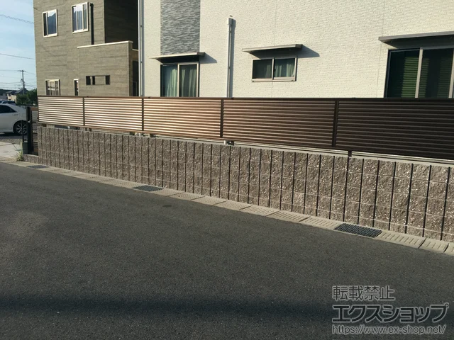 広島県春日市のYKKAPのフェンス・柵 ミエーネフェンス 目隠しルーバータイプ 自由柱施工 施工例