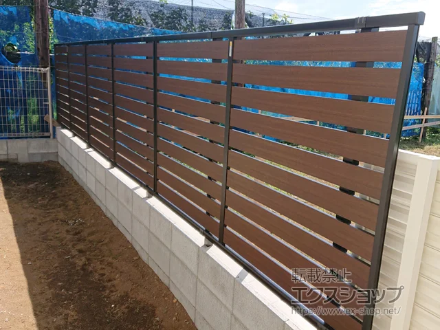 千葉県横浜市のLIXIL(リクシル)のフェンス・柵 ルシアスフェンスF04型 横板 木目カラー　自由柱施工 施工例