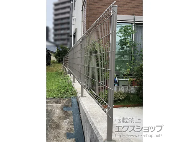 愛知県岡崎市のLIXIL(リクシル)のフェンス・柵 ハイグリッドフェンスUF8型　フリーポールタイプ 施工例
