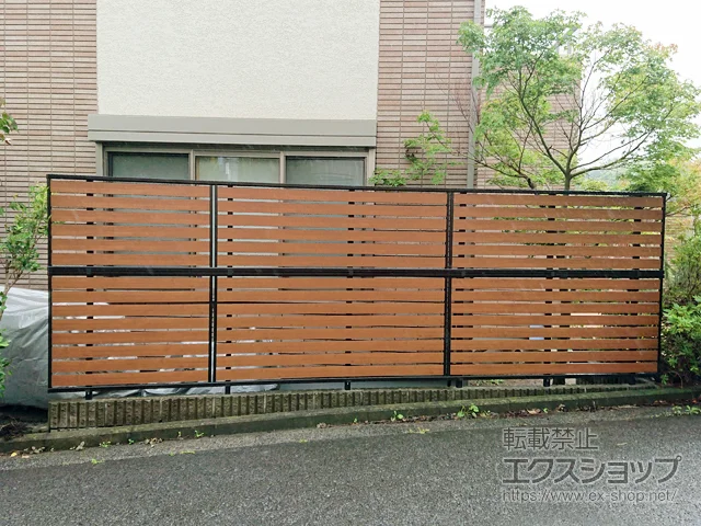 神奈川県千葉市のLIXIL リクシル(TOEX)のフェンス・柵 モクアルフェンス 横板タイプ 2段支柱 ※柱別途 施工例