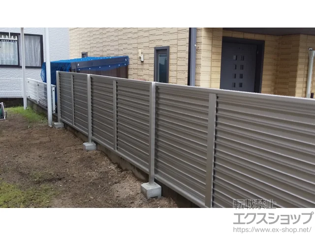 広島県山口市のYKKAPのフェンス・柵 ミエーネフェンス 目隠しルーバータイプ　自由柱施工 施工例
