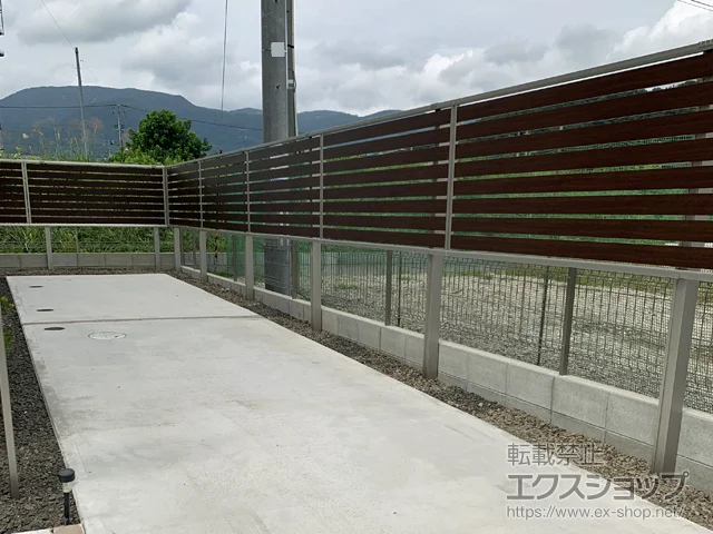 福島県越谷市のYKKAPのフェンス・柵 ルシアスフェンスF04型　横板　木目カラー　上段のみ設置　自立建て用 施工例