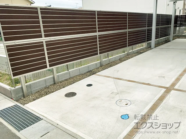 福島県越谷市のYKKAPのフェンス・柵 ルシアスフェンスF02型　横目隠し　木調カラー　2段支柱　自立建て用（パネル2段） 施工例
