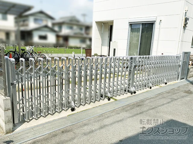 兵庫県さいたま市ののフェンス・柵、カーゲート レイオス3型(ペットガード) ノンレール 両開き 37-37W 施工例
