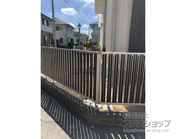 香川県八王子市のYKKAPのフェンス・柵 ルシアスフェンスF03型 たて半目隠し 木調カラー　自由柱施工 施工例