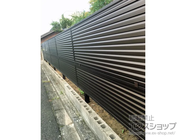 島根県薩摩川内市のValue Selectのフェンス・柵 ミエーネフェンス 目隠しルーバータイプ 2段支柱 自立建て用（パネル2段） 施工例