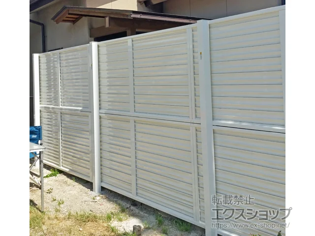 愛知県名古屋市のValue Selectのフェンス・柵 ミエーネフェンス 目隠しルーバータイプ 2段支柱 自立建て用 施工例