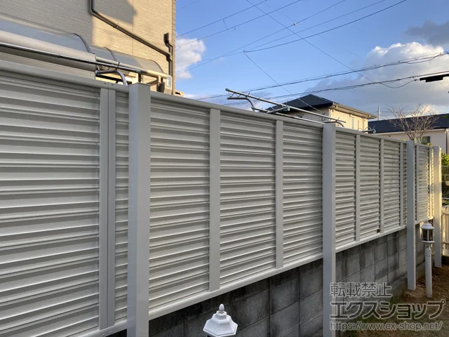 大阪府貝塚市のYKKAPのフェンス・柵 シンプレオフェンス13型 目隠しルーバー 2段支柱 自立建て用（パネル1段） 施工例