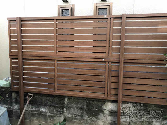 奈良県あきる野市のLIXIL リクシル(TOEX)のフェンス・柵 フェンスAA YS3型 横スリット 板張り 木調カラー アルミ多段柱施工 施工例
