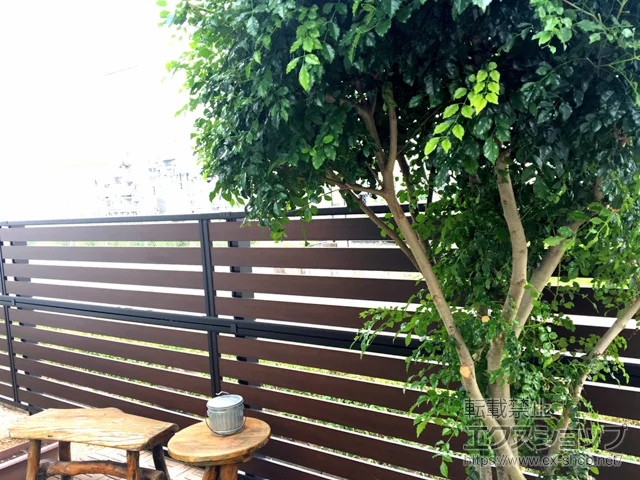 三重県横浜市のValue Selectのフェンス・柵 モクアルフェンス 横板タイプ 2段支柱 自立建て用（パネル2段） 施工例