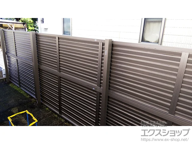 東京都下新川郡入善町のValue Selectのフェンス・柵 プレスタフェンス 8型 横ルーバー アルミ多段柱使用（パネル2段） 施工例