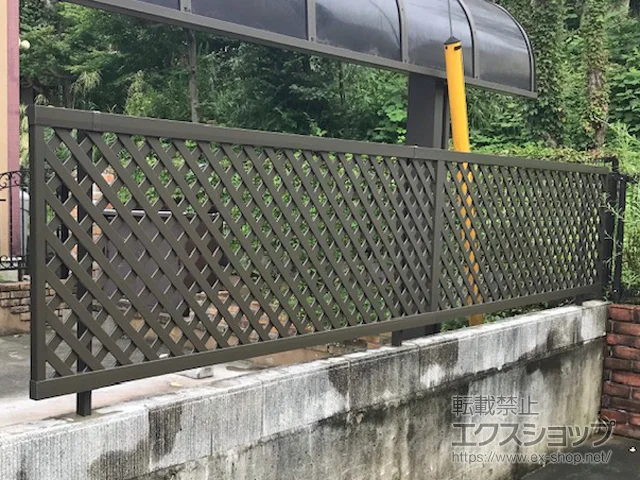 東京都唐津市のLIXIL(リクシル)のフェンス・柵 ライシスフェンス 11型 ラチス格子 フリーポールタイプ 施工例