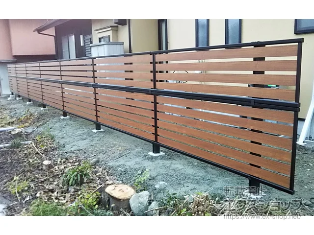 埼玉県大田区のValue Selectのフェンス・柵 モクアルフェンス 横板タイプ 2段支柱 自立建て用（パネル2段） 施工例