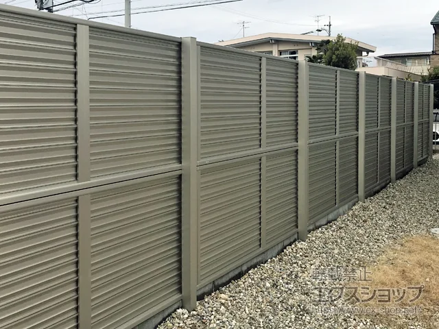 愛知県あま市のValue Selectのフェンス・柵 ミエーネフェンス 目隠しルーバータイプ 2段支柱 自立建て用（パネル2段） 施工例