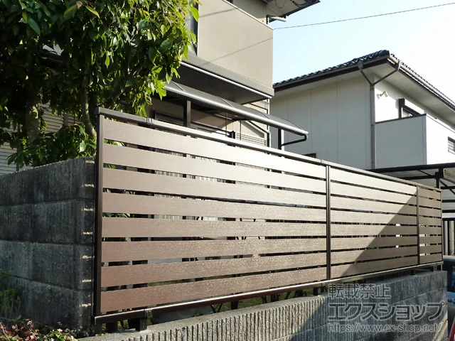 福岡県ひたちなか市のグローベンのフェンス・柵 ルシアスフェンスF04型 横板 木目カラー 自由柱施工 施工例