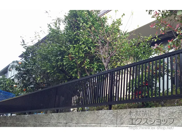 神奈川県横須賀市のLIXIL(リクシル)のフェンス・柵 プレスタフェンス 2型 細たて桟 フリーポールタイプ 施工例