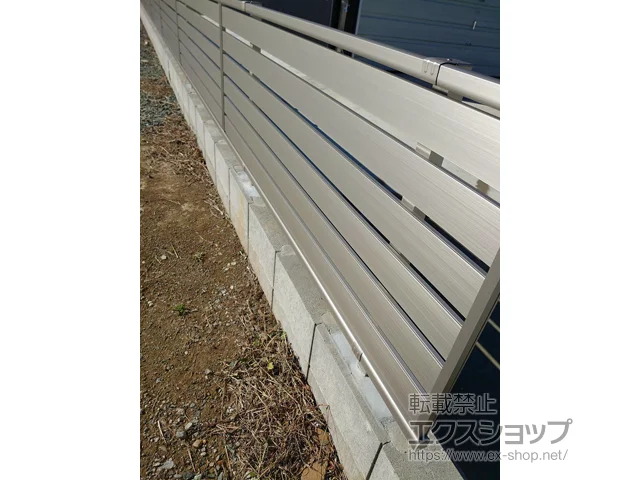 愛知県豊川市のYKKAPのウッドデッキ、フェンス・柵 シンプレオフェンスSY1型 横スリット 自由柱施工 施工例