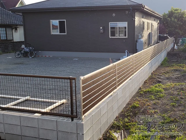 熊本県熊本市のYKKAPのフェンス・柵 ルシアスフェンスF04型 横板 木目カラー 自由柱施工 施工例