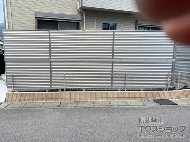 静岡県仙台市のYKKAPのフェンス・柵 ミエーネフェンス 目隠しルーバータイプ 2段支柱 自立建て用*追加分 施工例