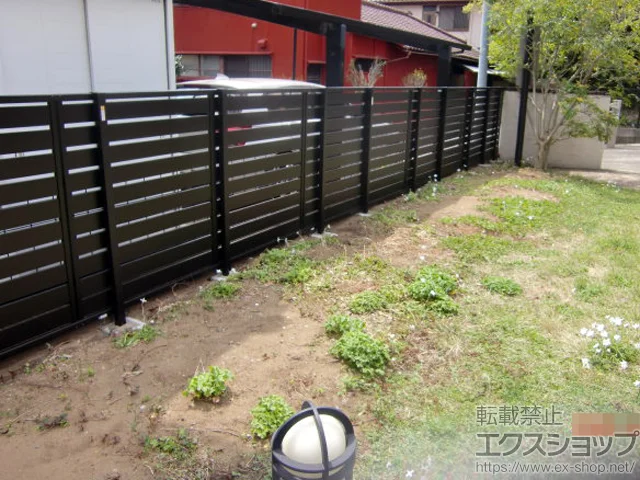 千葉県つくば市のYKKAPのフェンス・柵 ルシアスフェンスF04型 横板 木目カラー　自由柱施工 施工例