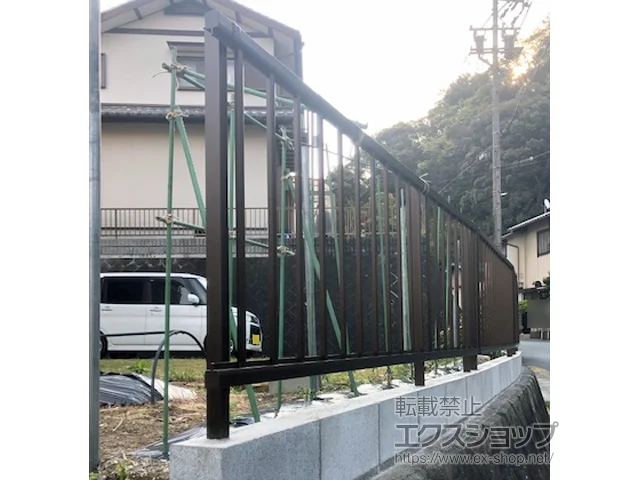 三重県伊勢市のYKKAPのフェンス・柵 シンプレオフェンスT2型 縦格子16本 自由柱施工 施工例