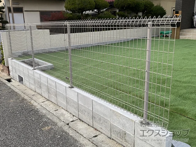 兵庫県広島市のYKKAPのフェンス・柵 メッシュフェンスG10 自由柱 施工例