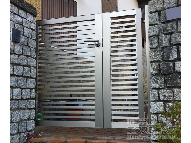 兵庫県宝塚市のYKKAPの門扉 開き門扉AB YR3型 親子開き　柱使用 施工例