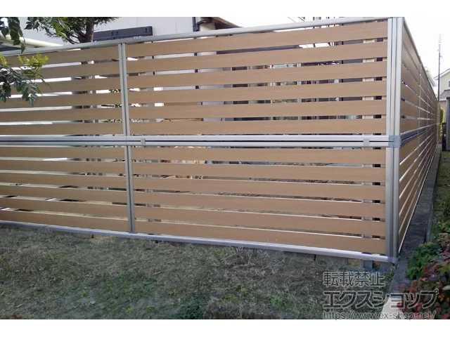 福岡県箕面市ののカーゲート、フェンス・柵 ルシアスフェンスF02型 横目隠し 木調カラー 2段支柱 自立建て用（パネル2段） 施工例
