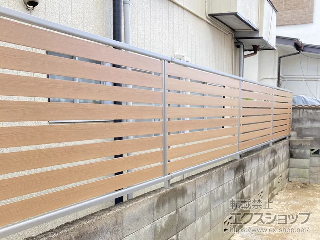 福島県仙台市のLIXIL リクシル(TOEX)のフェンス・柵 ルシアスフェンスF04型 横板 木目カラー　自由柱施工 施工例