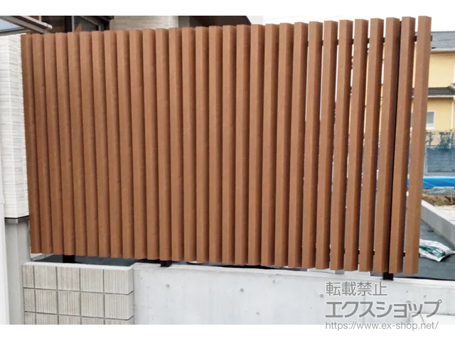 兵庫県神戸市の三協アルミのフェンス・柵、カーポート エルファード片面 Ｍ5型(L) 角度板格子 高尺タイプ フリー支柱タイプ 施工例