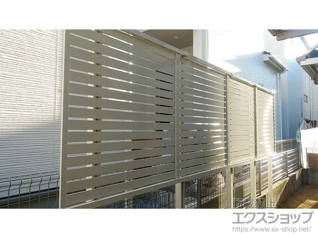 埼玉県阪南市のLIXIL(リクシル)のフェンス・柵 フェンスAB YS2型 横スリット2 2段支柱(パネル1段) 施工例