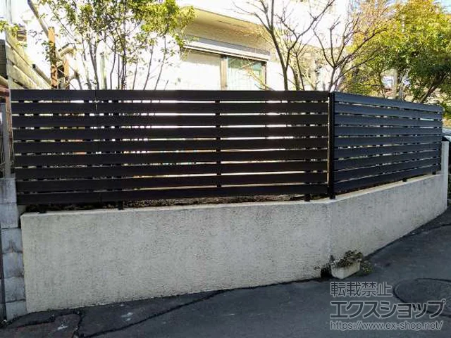 東京都綾歌郡宇多津町のYKKAPのフェンス・柵 ルシアスフェンスH07型 横板 木調カラー・自由柱施工 施工例