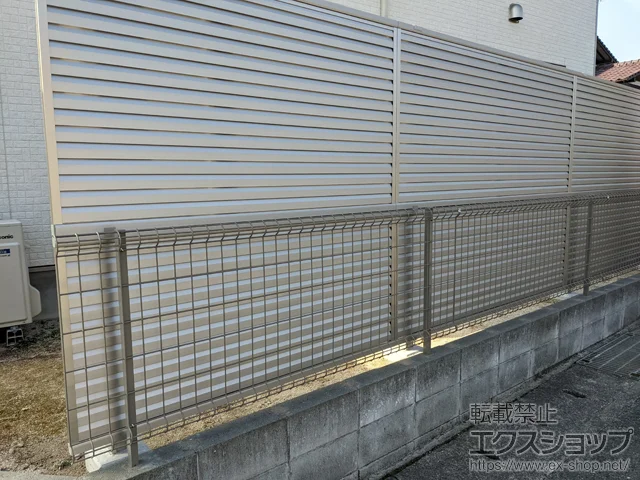 佐賀県日野市ののフェンス・柵 ミエーネフェンス 目隠しルーバータイプ 2段支柱 自立建て用 施工例