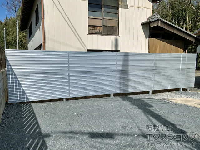茨城県小牧市のYKKAPのフェンス・柵 ミエーネフェンス 目隠しルーバータイプ 2段支柱 自立建て用 施工例