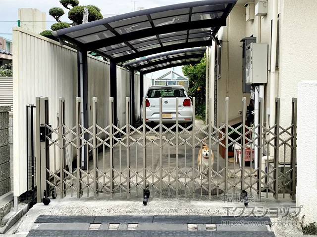 岡山県国分寺市のYKKAPのカーゲート トリップゲートII P型 ペットガード付き ノンレール 片開き 35S 施工例