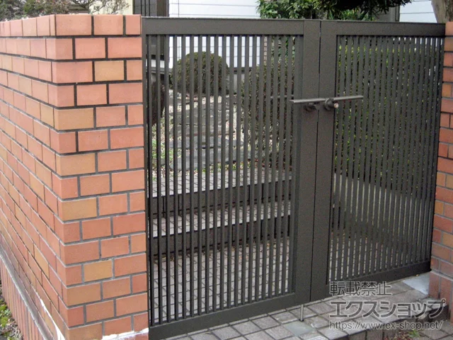 茨城県曽於市のYKKAPの門扉 開き門扉AB TR2型 両開き　柱使用 施工例