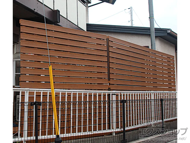 愛媛県山陽小野田市のYKKAPのフェンス・柵 ルシアスフェンスH07型 横板 木調カラー 2段支柱 自立建て用(パネル2段) 施工例