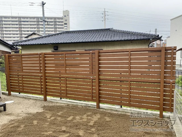 福岡県寝屋川市ののフェンス・柵 ルシアスフェンスH02型 横板格子 木調カラー 2段支柱 自立建て用 施工例