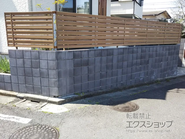 神奈川県千葉市のValue Selectのフェンス・柵 フェンスAA YS1型 横スリット ゆらぎ 木調カラー フリーポールタイプ 施工例