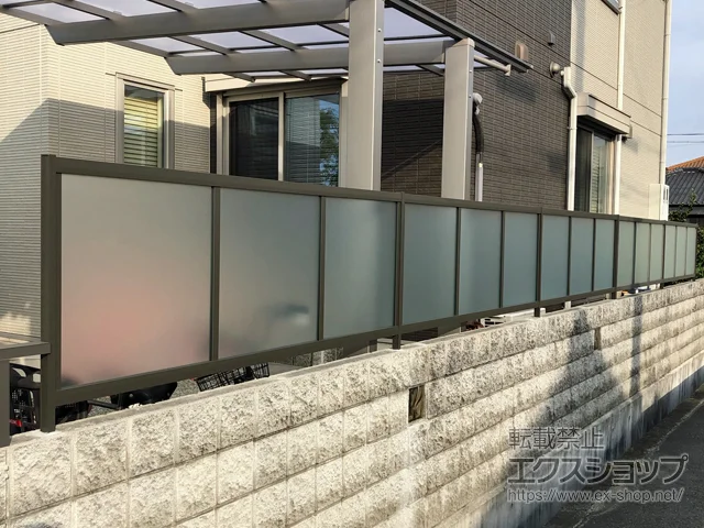 兵庫県姫路市のLIXIL リクシル(TOEX)のフェンス・柵 ライシスフェンス P型 ポリカーボネート 間仕切りタイプ 施工例