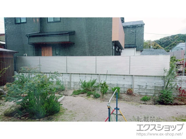 福岡県那珂川市のYKKAPのフェンス・柵 シンプレオフェンス13型 目隠しルーバー 上段のみ設置 自立建て用 施工例